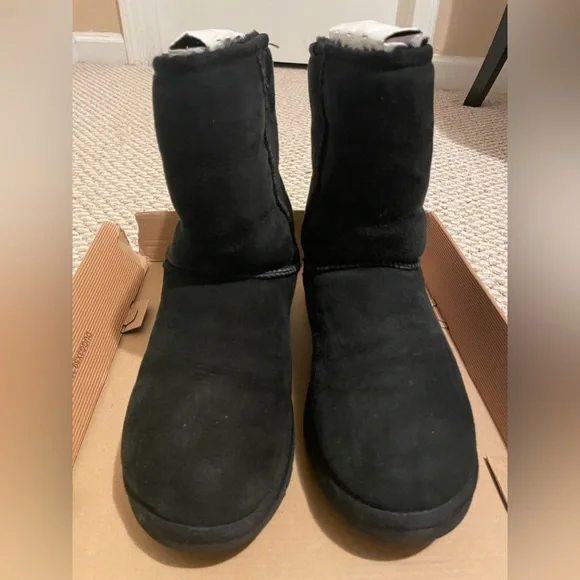 Black Classic Short Uggs - Picture 1 of 4
